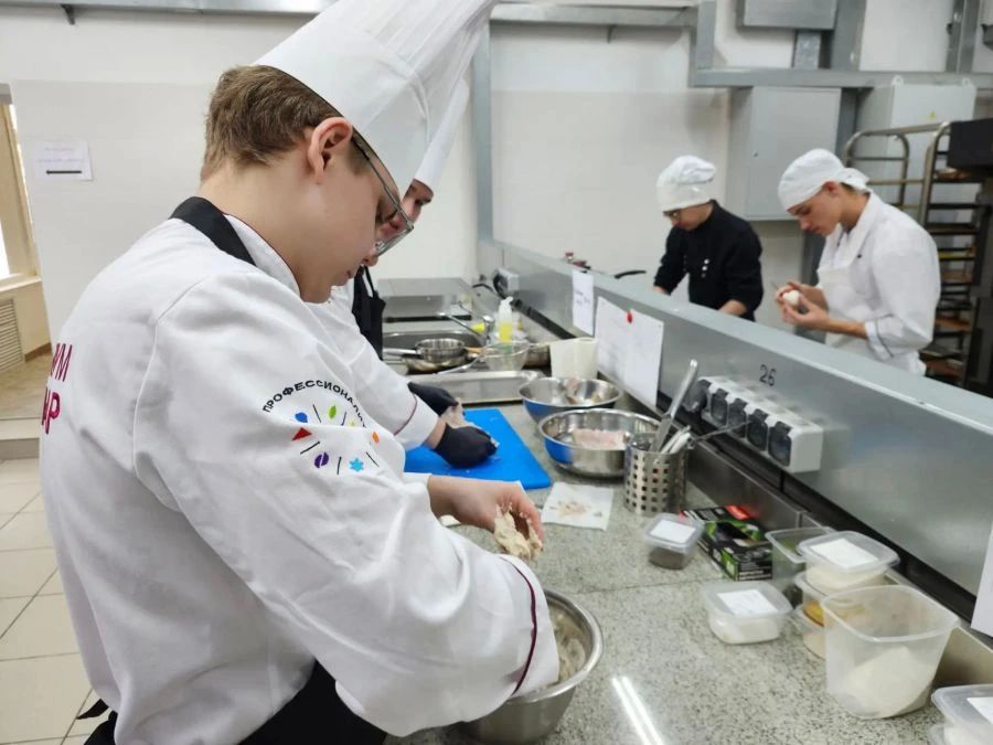Более 100 профессиональных поваров и студентов образовательных организаций среднего профессионального образования из 16 муниципалитетов Свердловской области стали участниками фестиваля «ЕврАзияФест-2026» Более 100 профессиональных поваров и студентов образовательных организаций среднего профессионального образования из 16 муниципалитетов Свердловской области стали участниками фестиваля «ЕврАзияФест-2026»