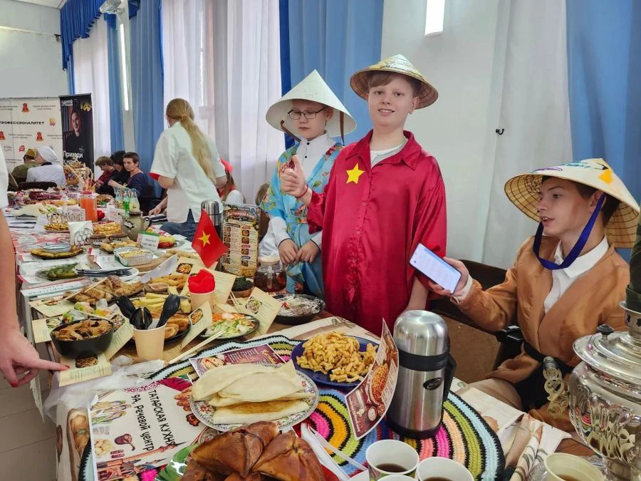 Более 100 профессиональных поваров и студентов образовательных организаций среднего профессионального образования из 16 муниципалитетов Свердловской области стали участниками фестиваля «ЕврАзияФест-2026» Более 100 профессиональных поваров и студентов образовательных организаций среднего профессионального образования из 16 муниципалитетов Свердловской области стали участниками фестиваля «ЕврАзияФест-2026»