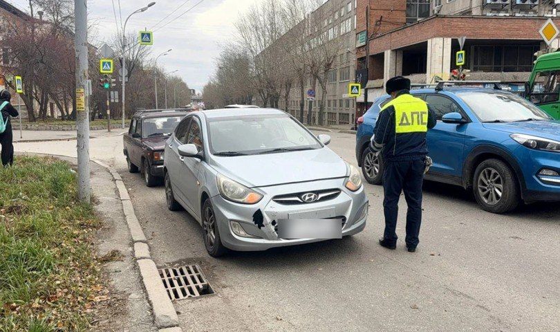 Автомобиль сбил 15-летнюю девочку на тротуаре в Екатеринбурге