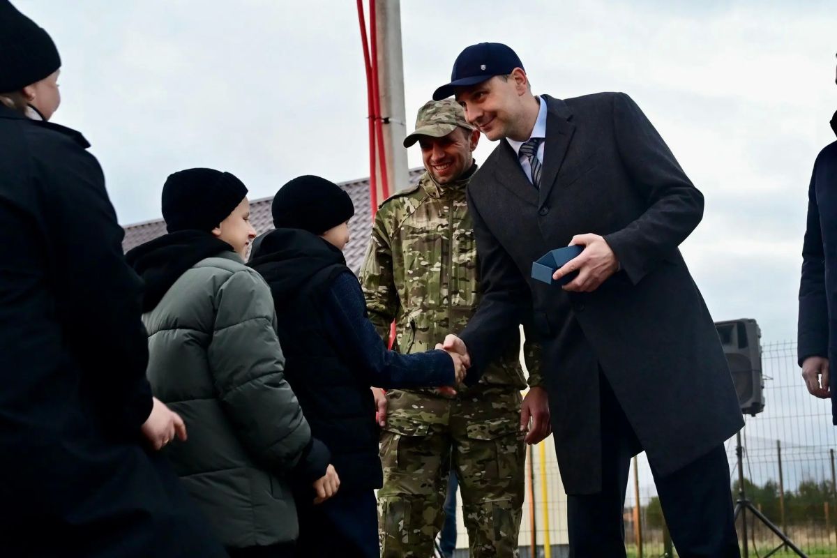 Денис Паслер вручил ключи от четырех новых домов врачам и педагогам Верхотурья Денис Паслер вручил ключи от четырех новых домов врачам и педагогам Верхотурья