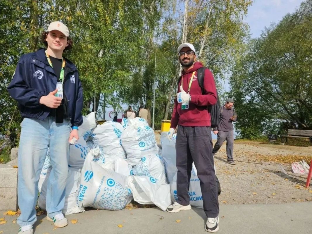 Более семи тысяч свердловчан приняли участие во всероссийской акции «Вода России» Более семи тысяч свердловчан приняли участие во всероссийской акции «Вода России»