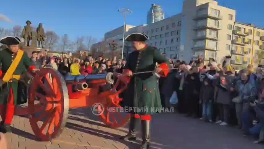 Из пушки выстрелили в честь дня рождения де Геннина в центре Екатеринбурга