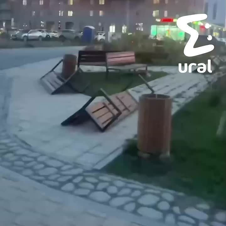 Сильный ветер вырвал крышку багажника авто и раскидал самокаты в Екатеринбурге