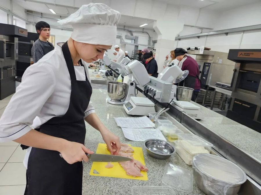 Более 100 профессиональных поваров и студентов образовательных организаций среднего профессионального образования из 16 муниципалитетов Свердловской области стали участниками фестиваля «ЕврАзияФест-2026» Более 100 профессиональных поваров и студентов образовательных организаций среднего профессионального образования из 16 муниципалитетов Свердловской области стали участниками фестиваля «ЕврАзияФест-2026»