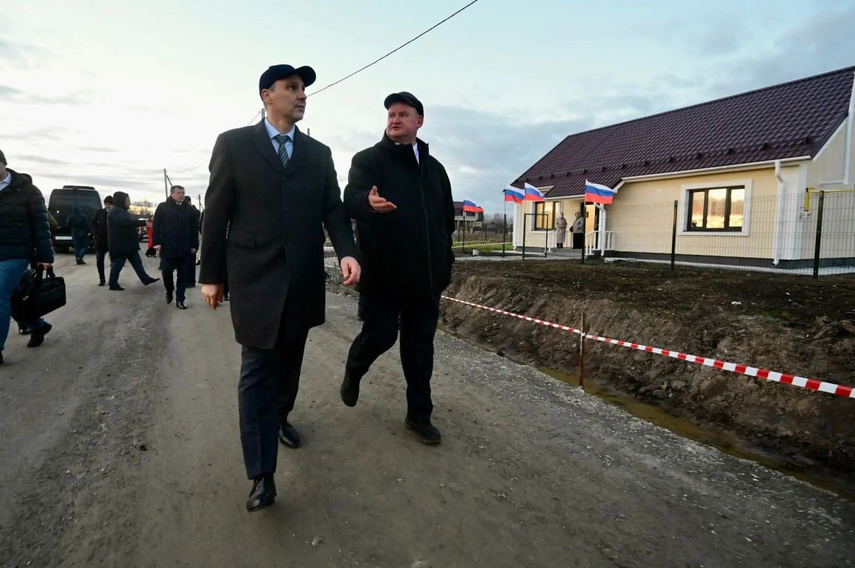 Денис Паслер вручил ключи от четырех новых домов врачам и педагогам Верхотурья Денис Паслер вручил ключи от четырех новых домов врачам и педагогам Верхотурья