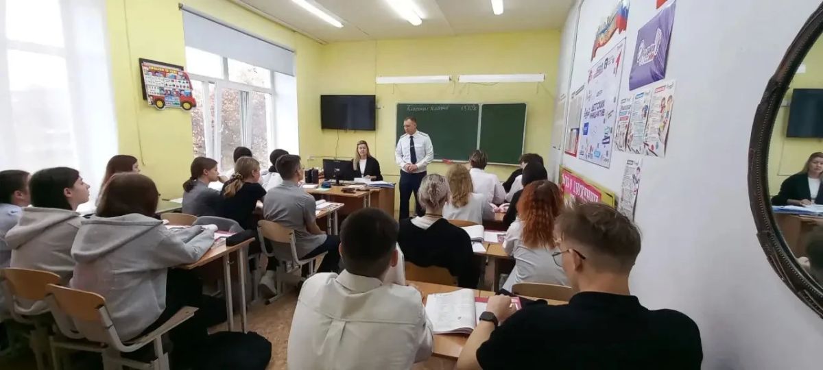 Сотрудники УИС провели профориентационные встречи со школьниками Сотрудники УИС провели профориентационные встречи со школьниками
