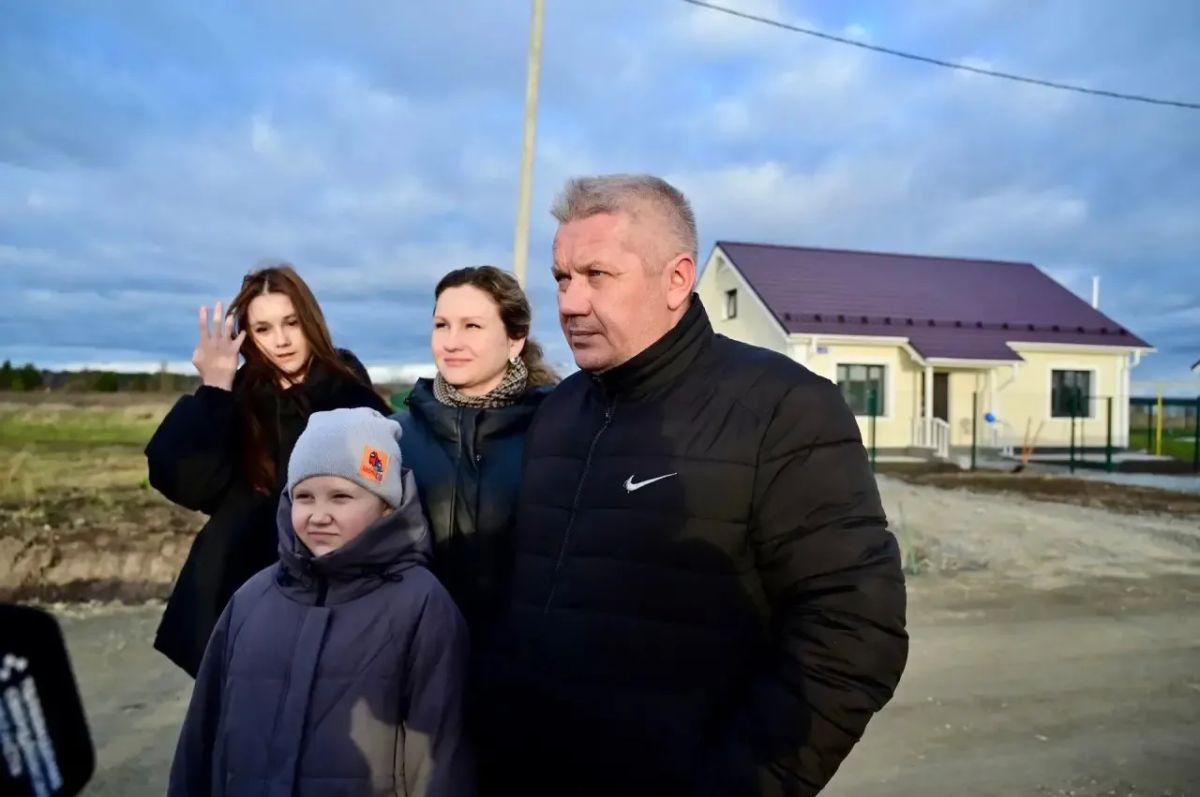Врачи и педагоги Верхотурья получили ключи от новых домов из рук Дениса Паслера Врачи и педагоги Верхотурья получили ключи от новых домов из рук Дениса Паслера