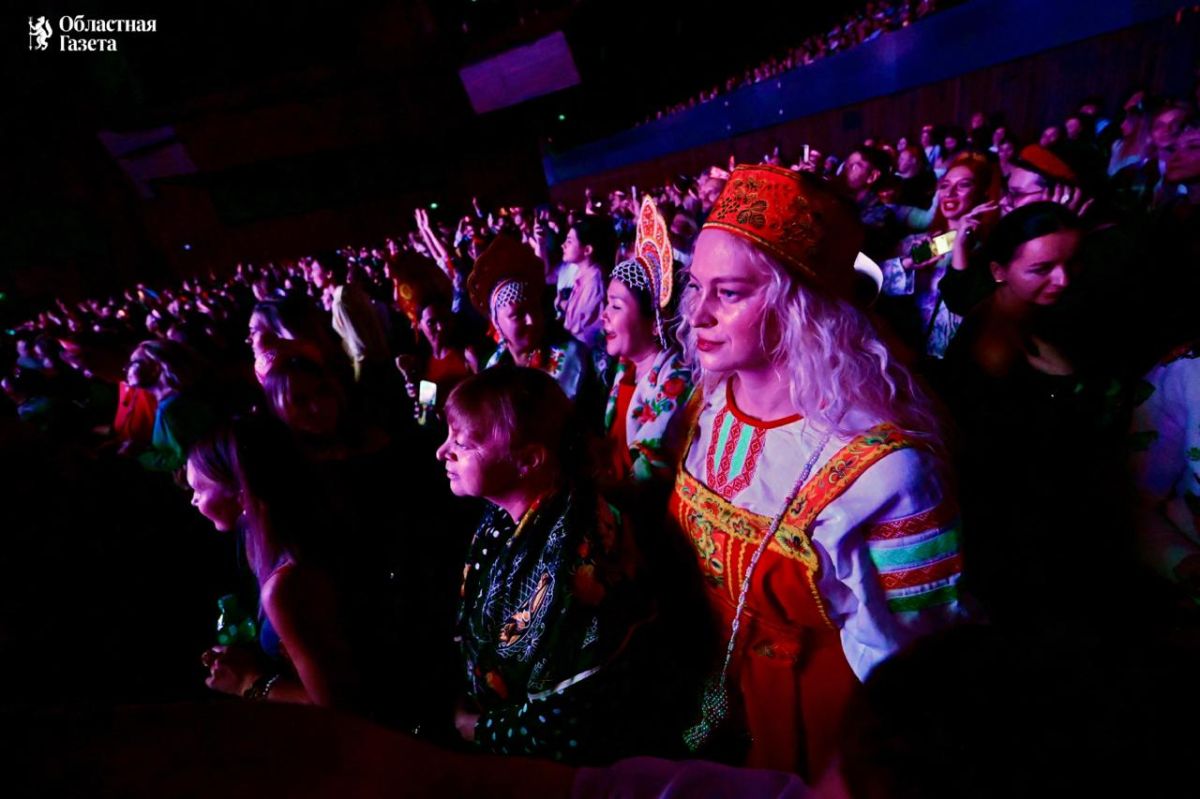 Надежда Кадышева собрала Екатеринбург в хоровод Надежда Кадышева собрала Екатеринбург в хоровод