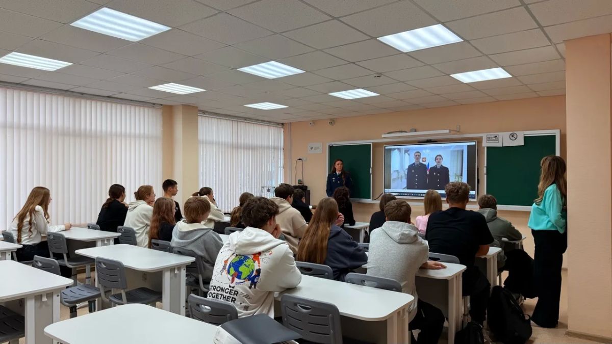 Сотрудники УИС провели профориентационные встречи со школьниками Сотрудники УИС провели профориентационные встречи со школьниками