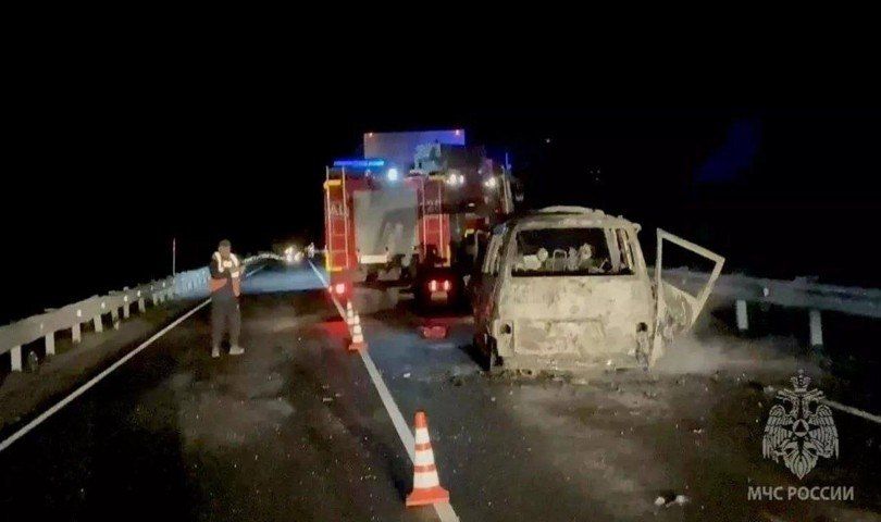 Семь человек погибли в сгоревшем минивэне на трассе под Тобольском