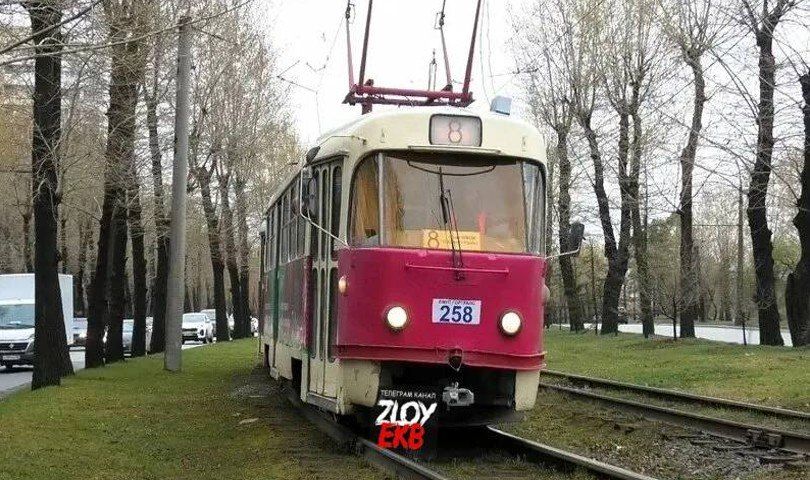 Екатеринбуржцы жалуются на долгие ожидания трамвая № 8 по вечерам