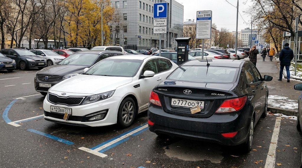 В Екатеринбурге начали рейды против водителей, маскирующих номера на платных парковках