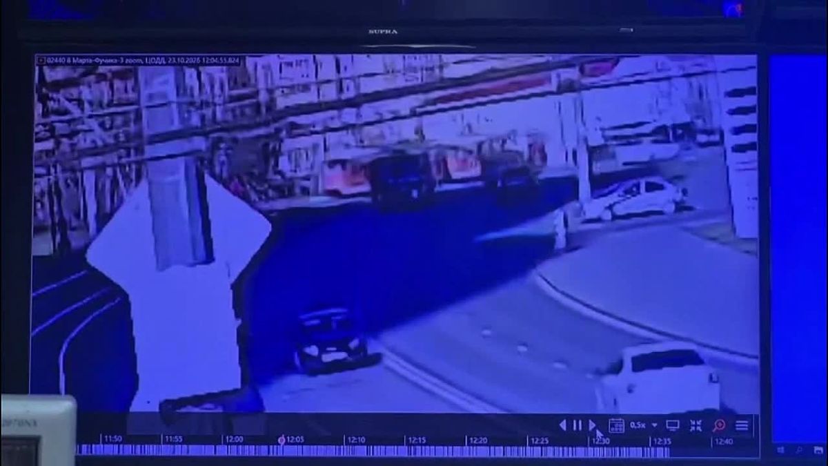 Медики осматривают 16 человек после ДТП с легковым автомобилем и пассажирским автобусом в Екатеринбурге