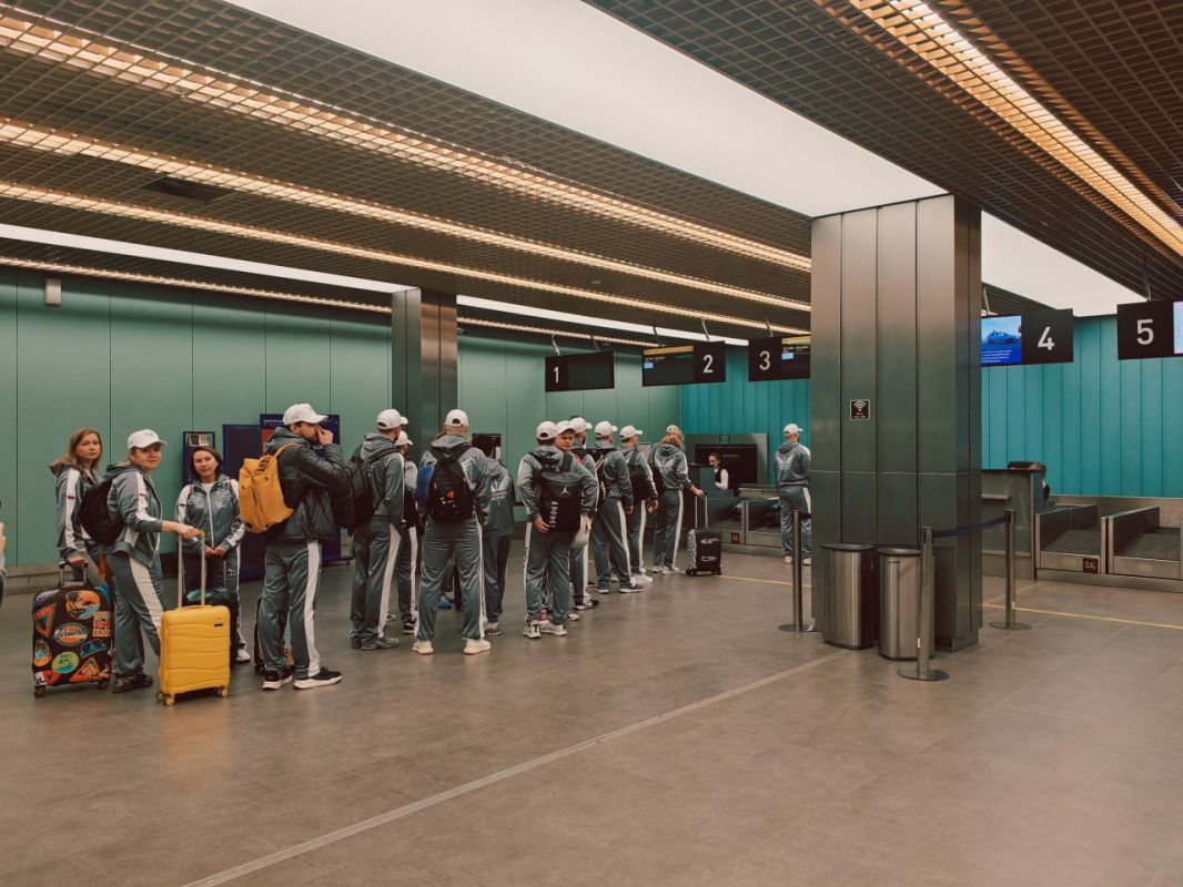 Уральские фаны полетели в Абу-Даби смотреть на бой Петра Яна Уральские фаны полетели в Абу-Даби смотреть на бой Петра Яна