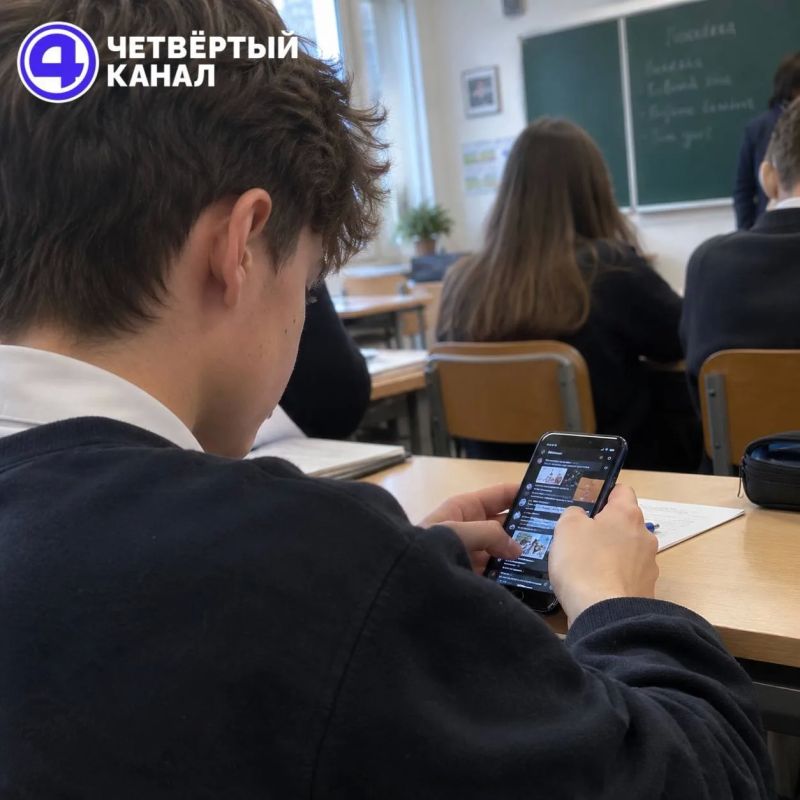 Отвлекать школьников от телефонов нужно интересными занятиями в школе