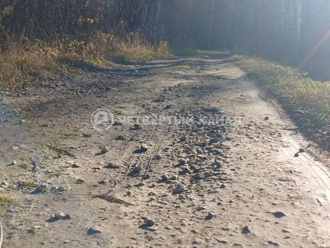 Показываем, во что фуры превратили дорогу под Екатеринбургом Показываем, во что фуры превратили дорогу под Екатеринбургом