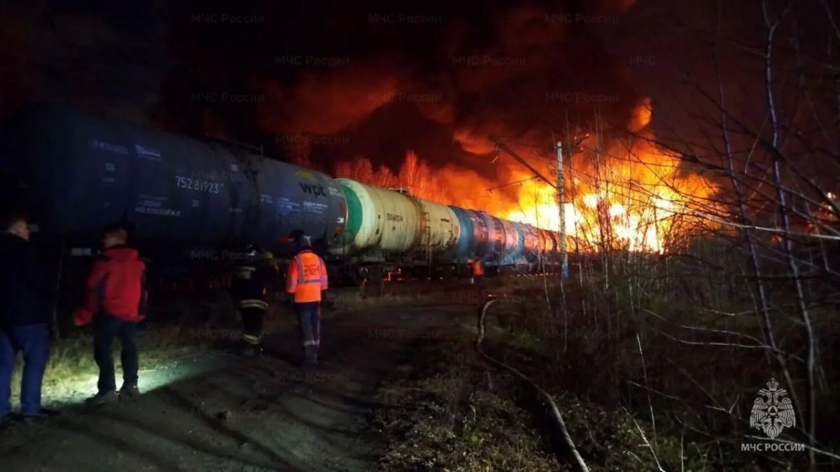 Последствия крупного пожара на СвЖД устраняют специалисты