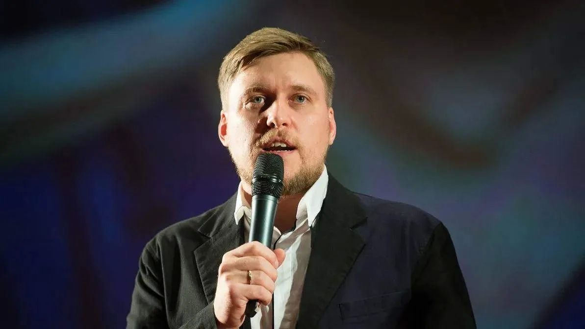 Уральский комик Александр Незлобин* закрывает последний бизнес в России — студию "Не зло продакшн", которая снимает сериалы