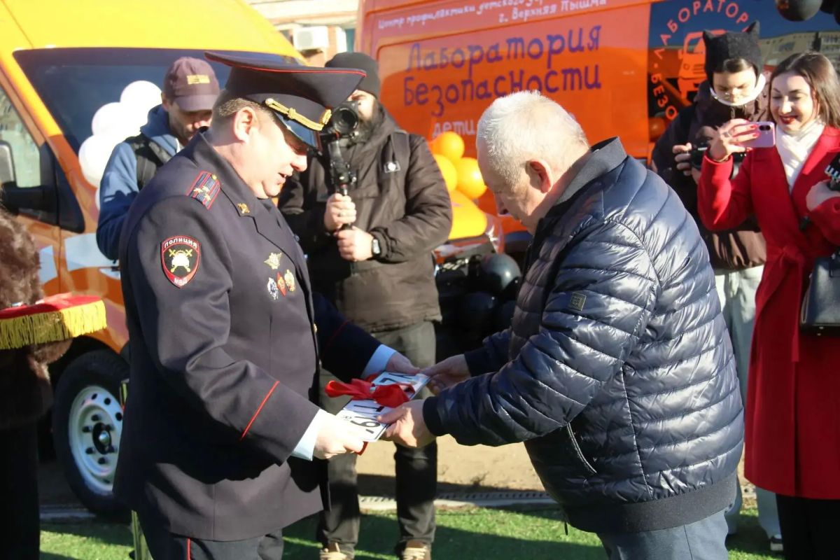 В Свердловской области дан старт новому этапу профилактики детского дорожно-транспортного травматизма: в Верхней Пышме вручен ключ от нового комплекса «Лаборатория безопасности» В Свердловской области дан старт новому этапу профилактики детского дорожно-транспортного травматизма: в Верхней Пышме вручен ключ от нового комплекса «Лаборатория безопасности»