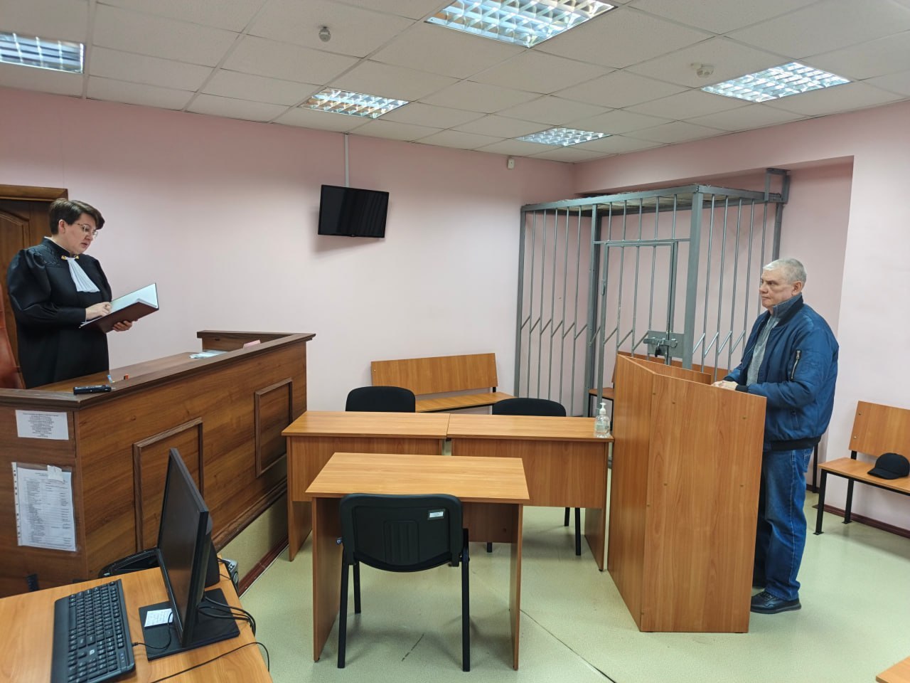 В Полевском мужчину арестовали на 13 суток за демонстрацию татуировок с символикой АУЕ*