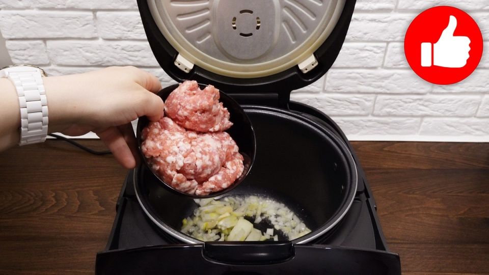 Быстро и вкусно: подлива из фарша с кабачками для вашего обеда в мультиварке