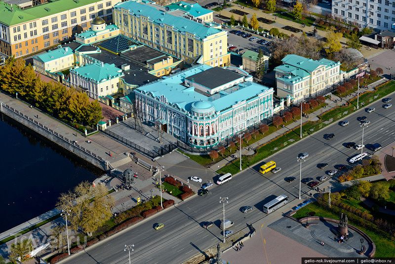 Стилист разнесла в пух и прах: не надевайте эти платья на Новый год, если вам за 40