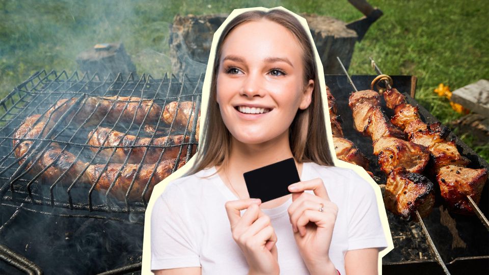 Не вздумайте выбросить просроченную кредитку: она за 2 минуты очистит мангал