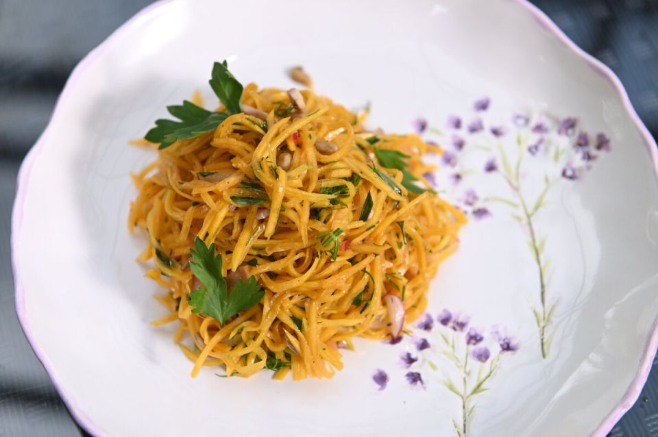 Изысканный салат из тыквы с копченой курицей