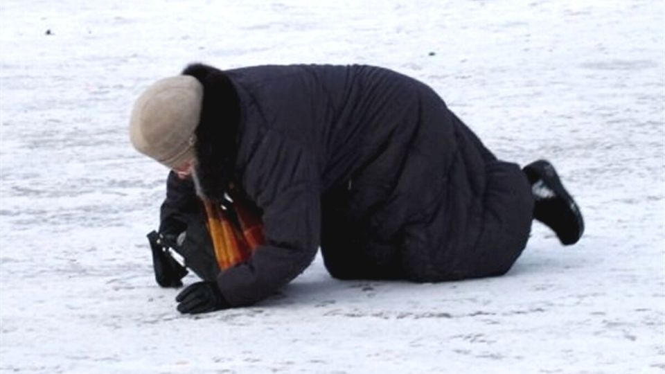 Как защитить себя от зимних скользких тропинок: эффективные решения для безопасной обуви