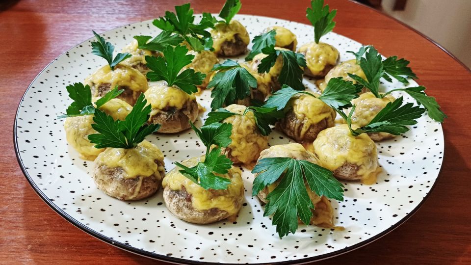 Простой и вкусный рецепт фаршированных шампиньонов