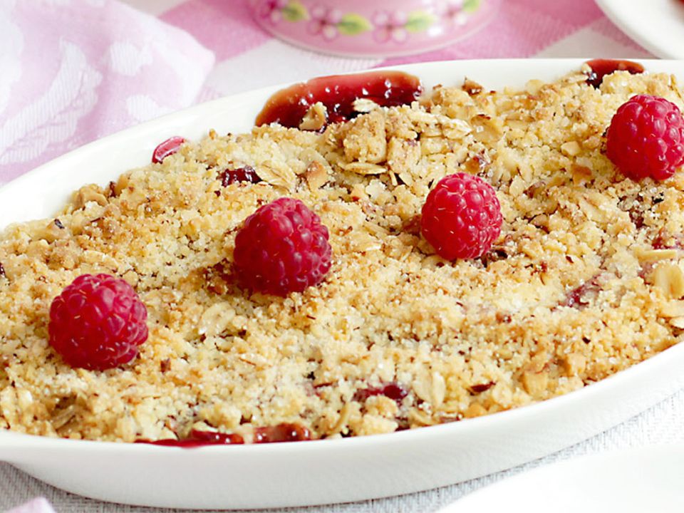 Ягодный крамбл с карамельной корочкой и хрустящей крошкой, которую хочется повторять