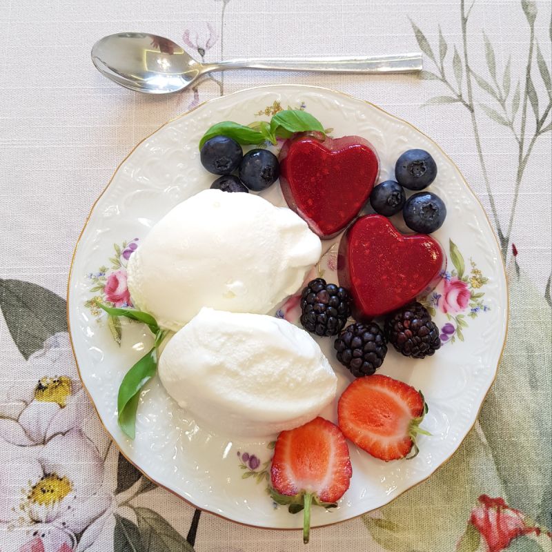 Новый десерт от сестёр: малиновое желе с мороженым