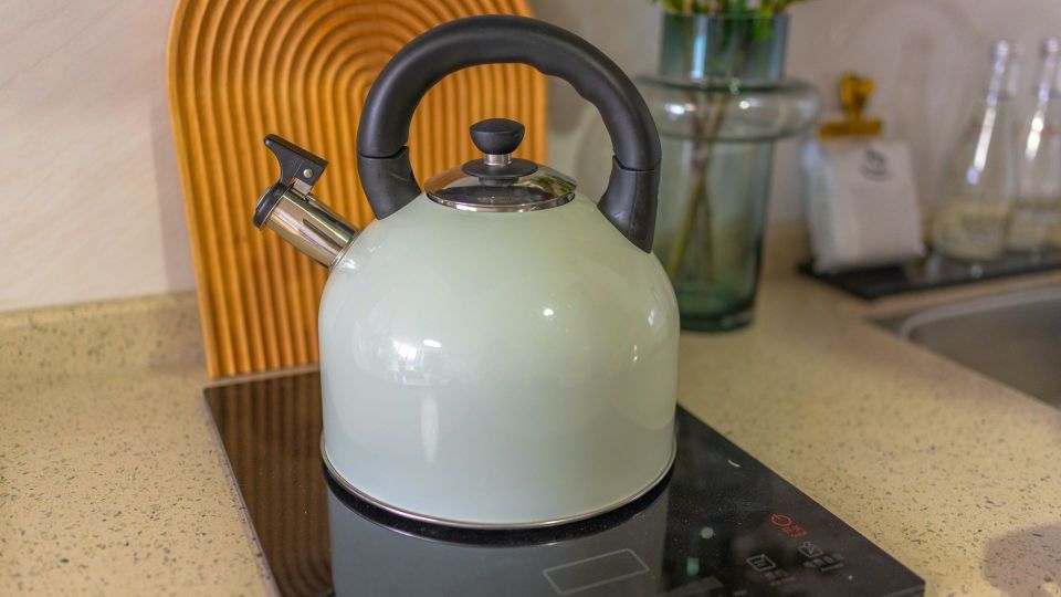 Чайник будет сиять без соды, уксуса и «лимонки»: от накипи спасут эти «отходы»