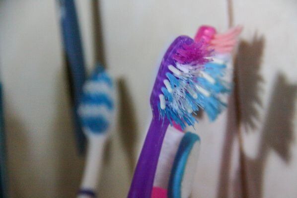 Как продезинфицировать зубную щетку, чтобы не было бактерий: хитрый трюк