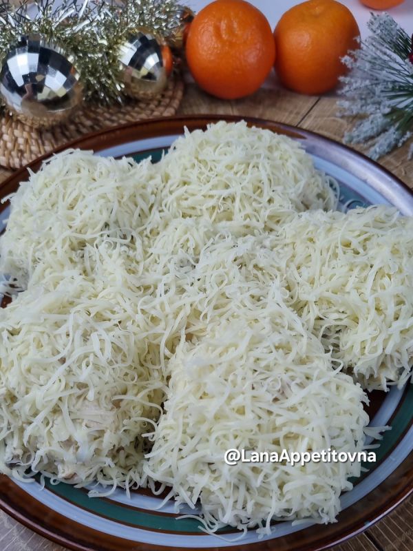 Салат «Снежные сугробы» с курицей и грибами